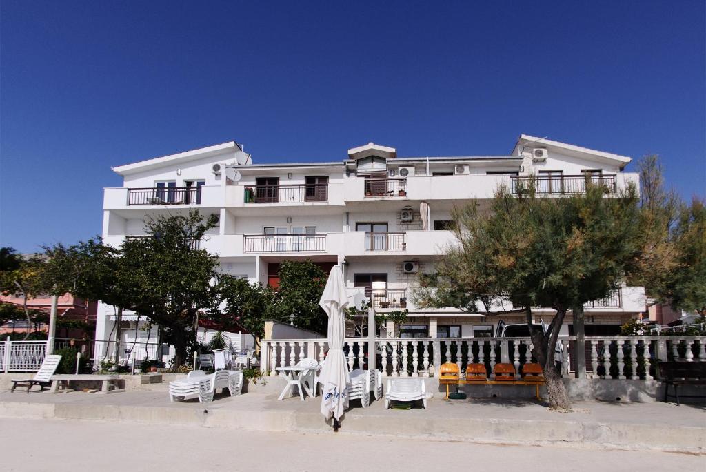Apartments Petricevic Подстрана Экстерьер фото