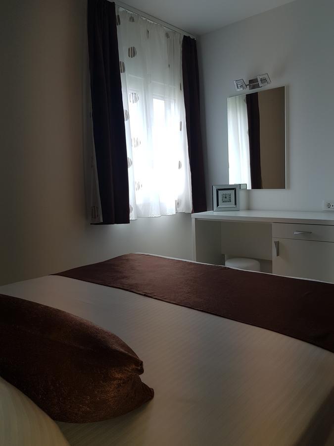 Apartments Petricevic Подстрана Экстерьер фото